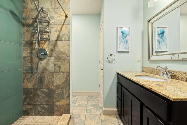 Building Photo - Charming 2 Bed / 3 Bath Home for Rent in Clyde, NC!