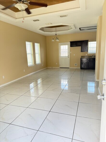 Building Photo - 3108 Rosemary Dr