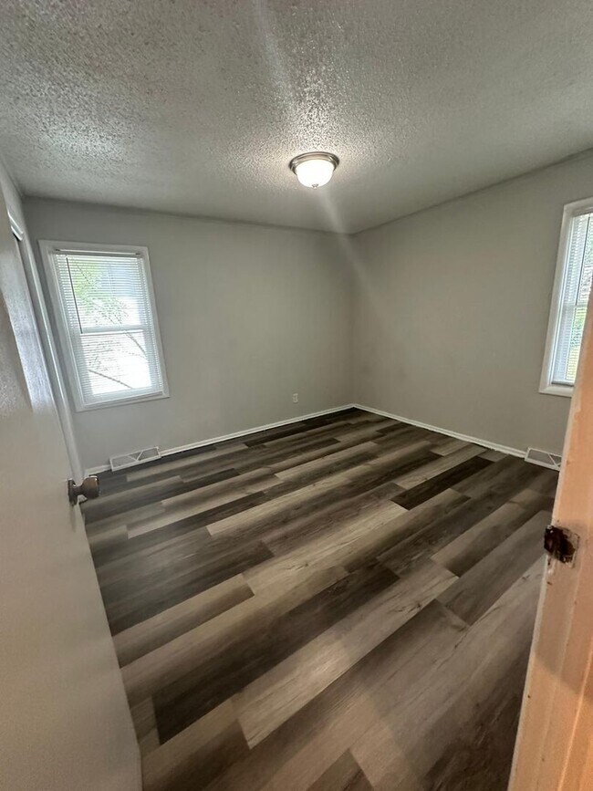 Building Photo - 4 bedroom 2 bath