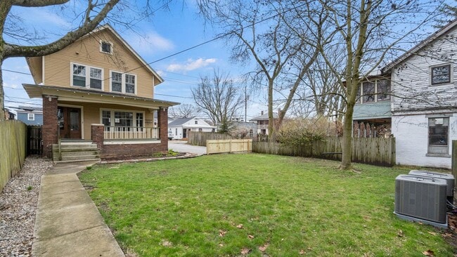 Building Photo - Single-family historic home in West Central with porch and private courtyard.
