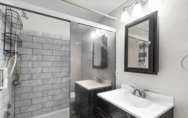 Building Photo - Luxury 2-bedroom 2-bath condo in Grosvenor...