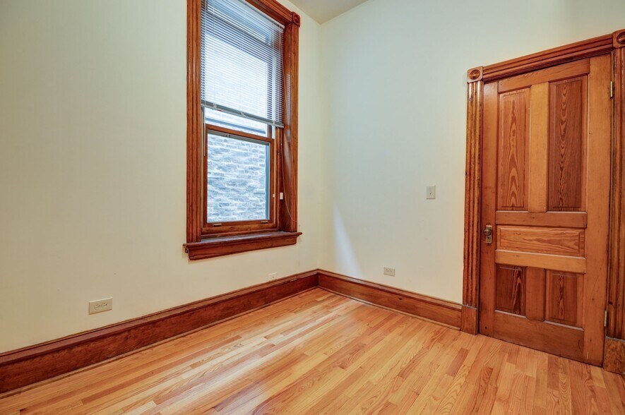 Building Photo - 2247 N Lincoln Ave