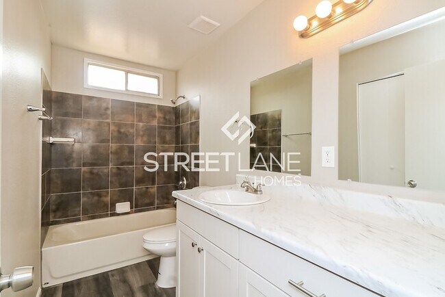 Building Photo - Charming 4 bedroom POOL home in Phoenix!