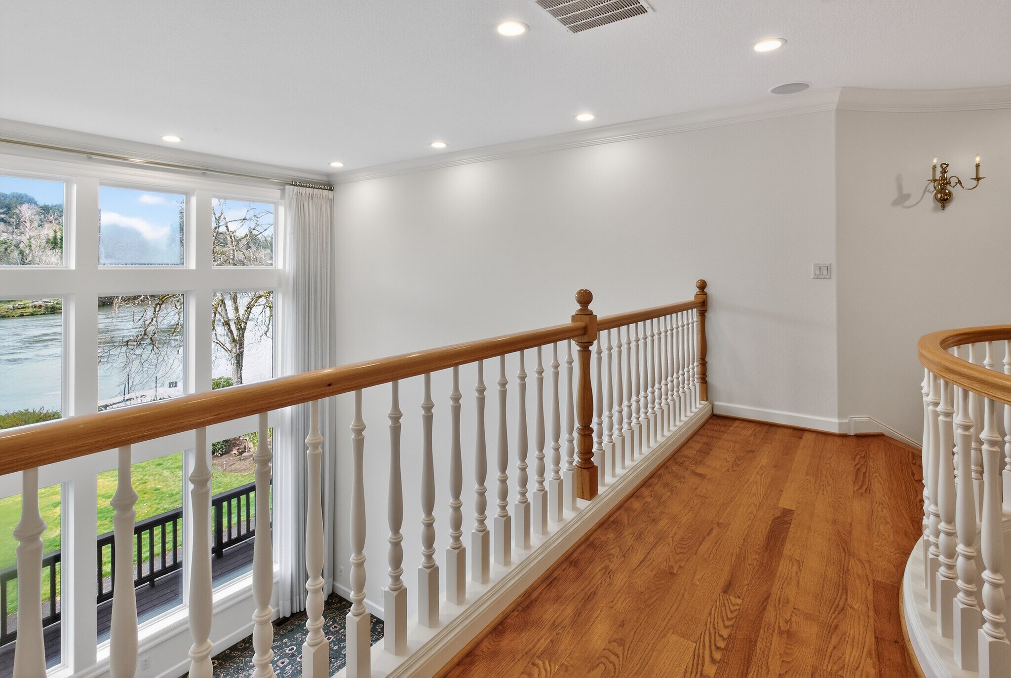 Building Photo - 1645 SE Oak Shore Ln