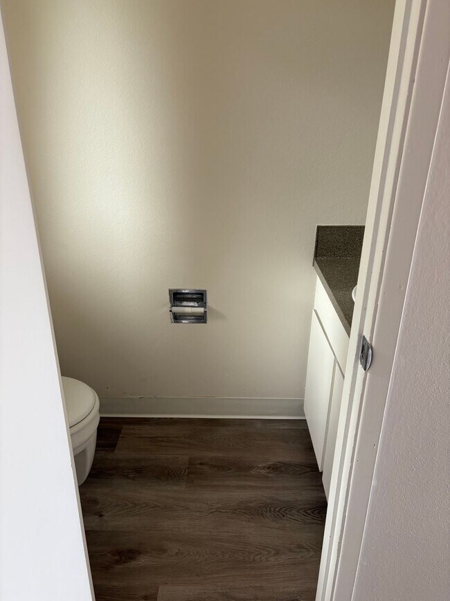 Building Photo - Beautiful townhome in the heart of Tigard ...