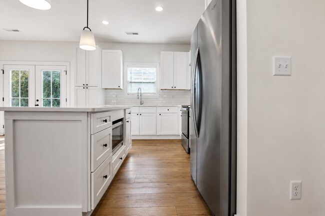 Building Photo - 511 Creekview Ln