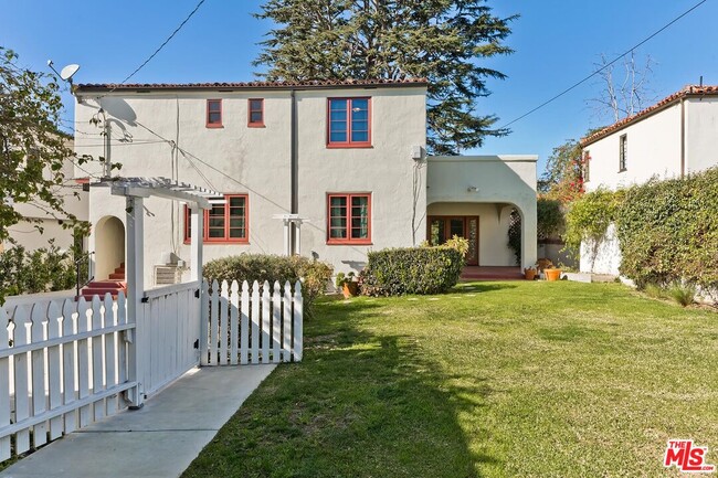 Building Photo - 1304 San Vicente Blvd