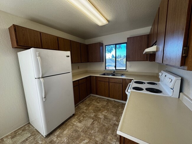 Building Photo - Charming 2 Bedroom 1 Bath Apartment Locate...