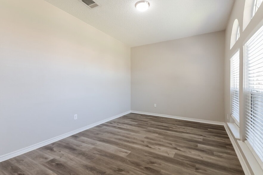 Building Photo - 6902 Graham Dr