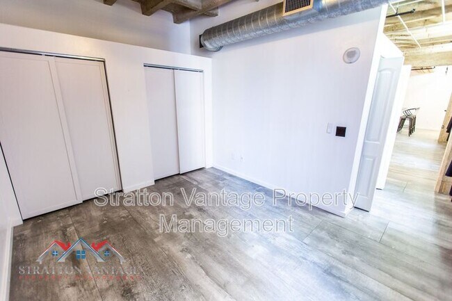 Building Photo - 114 W Adams St