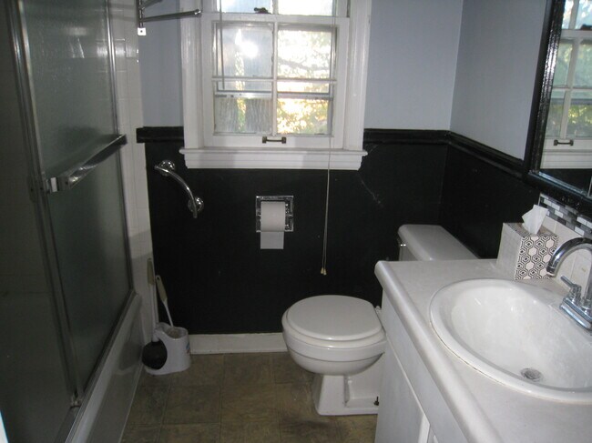 Building Photo - 636 E 63rd Ter