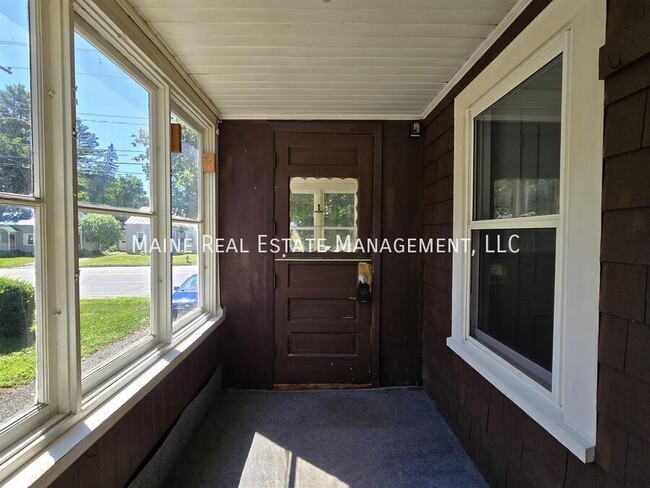Building Photo - 885 Minot Ave