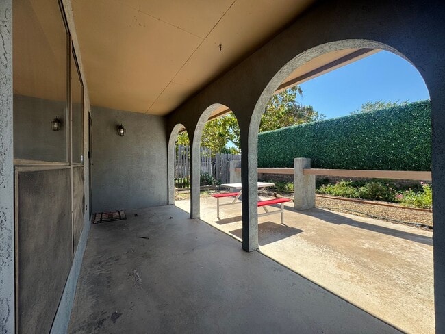 Building Photo - 836 Agate Rd