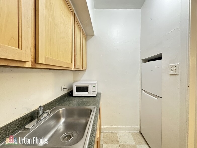 Building Photo - 556 W Arlington Pl