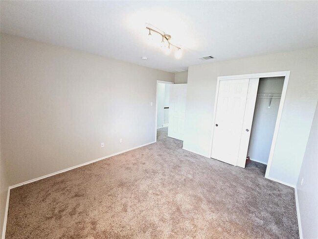 Building Photo - 789 Covent Dr
