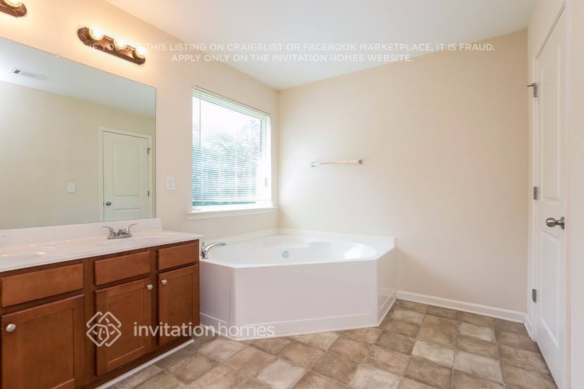 Building Photo - 1562 Ewing Farm Dr