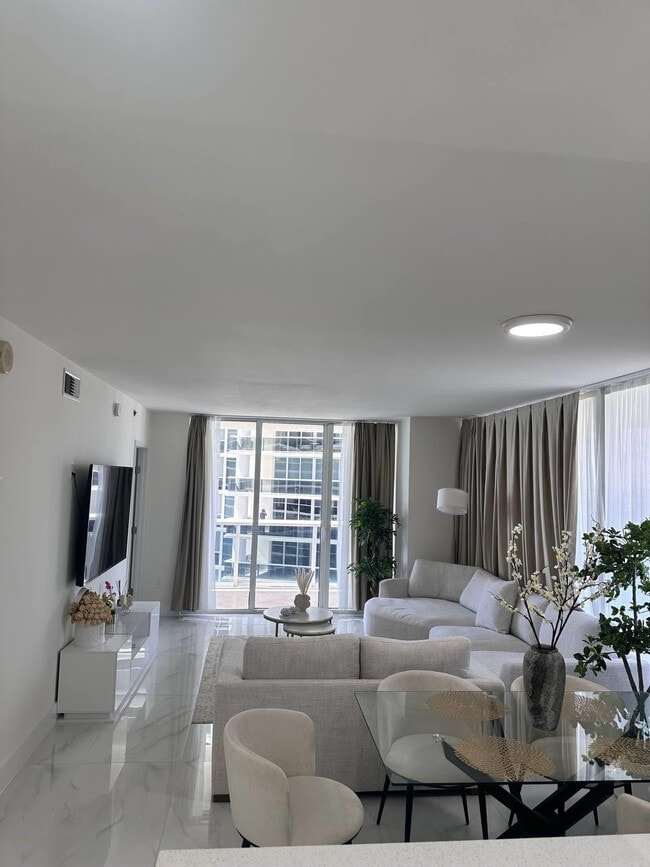 Building Photo - 1830 S Ocean Dr