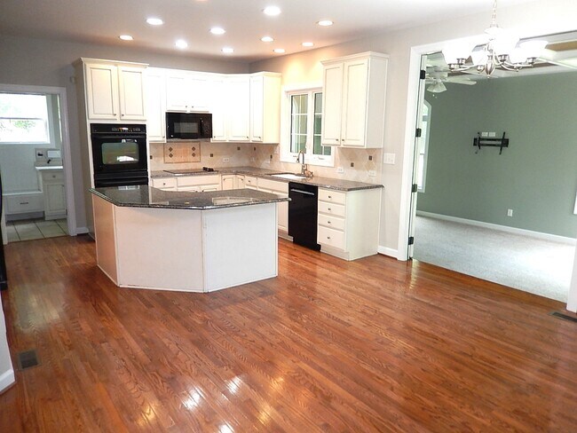 Building Photo - 10612 River Forest Dr