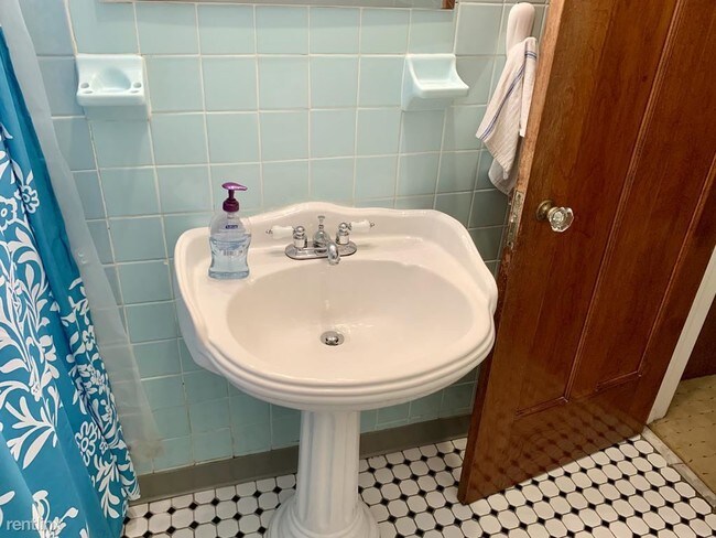 Building Photo - 2106 Surrey Rd