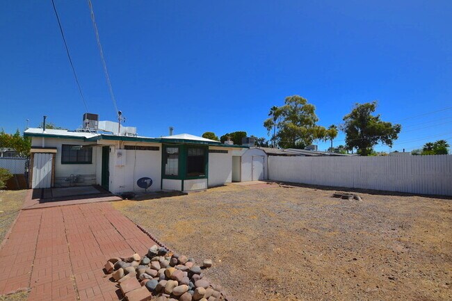 Building Photo - Move In Ready!  Amazing Tempe Location