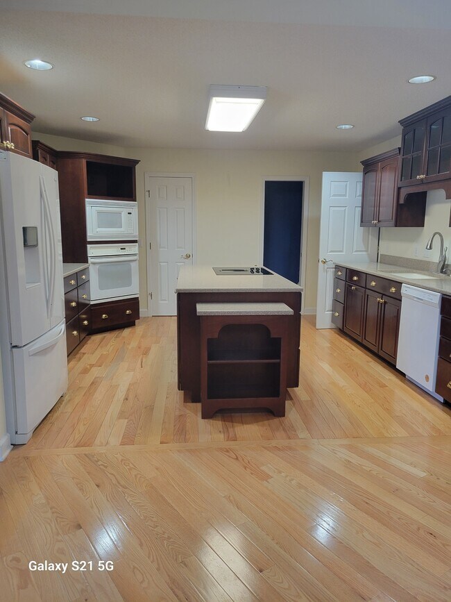 Building Photo - 148 Lakewood Dr