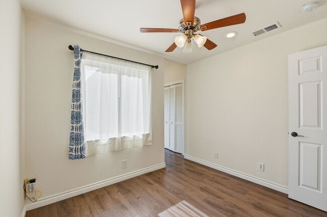 Building Photo - Sunning 3BD/3BA w/Bonus Room and Private Yard