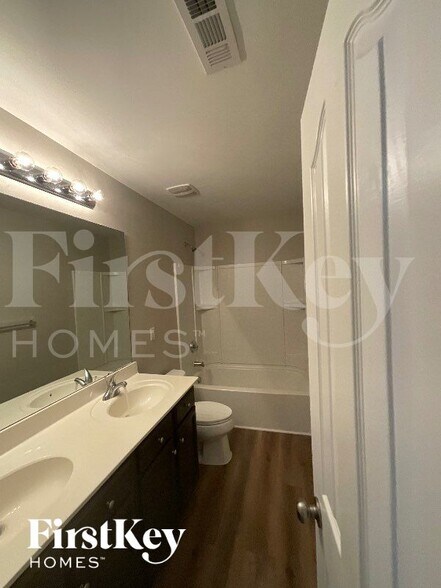 Building Photo - 1800 Eastway Dr