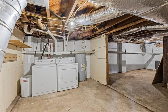 Building Photo - 4 bedroom, 2 bath home with den and garage...