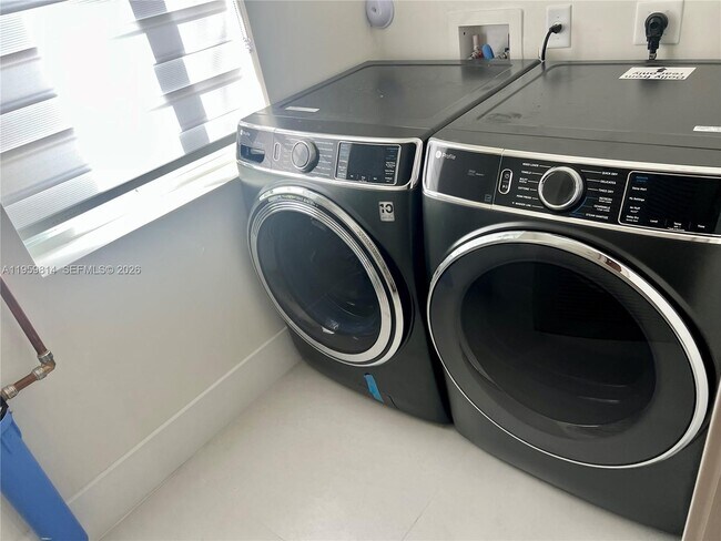 Building Photo - 7850 SW 67th Ave