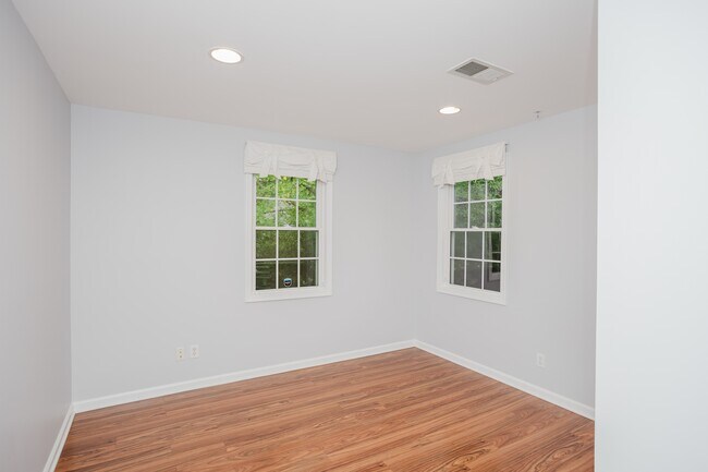 Building Photo - 2177 Chain Bridge Rd