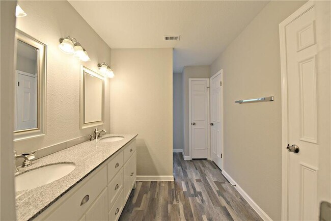 Building Photo - 13003 Sinton Ln