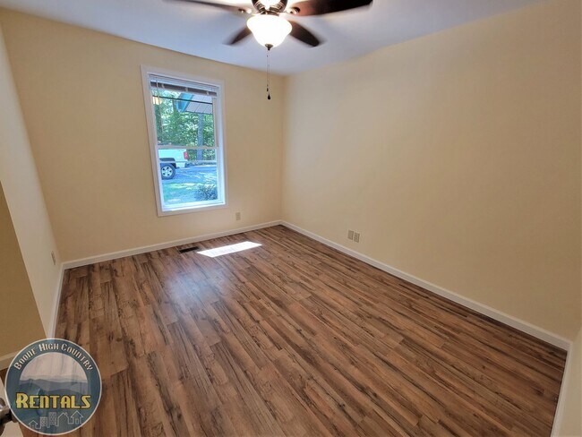 Building Photo - 733 Forest Hills Dr