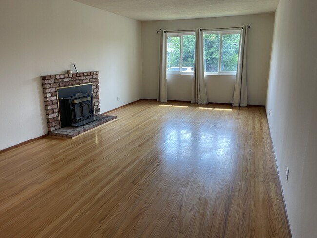 Building Photo - 1301 Brookview Dr