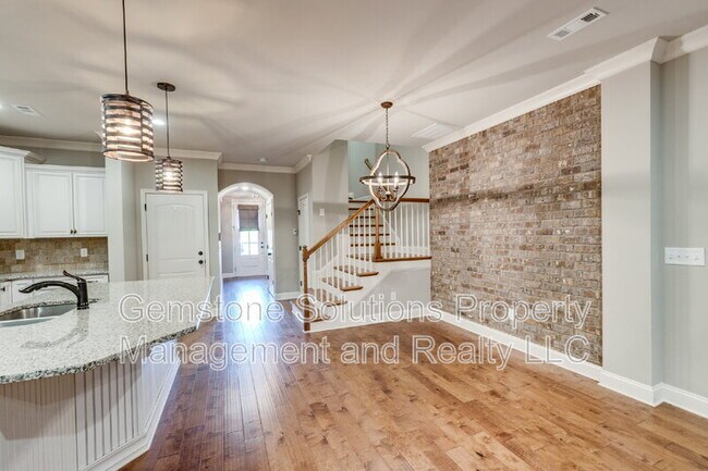 Building Photo - 1664 Hampshire Pl