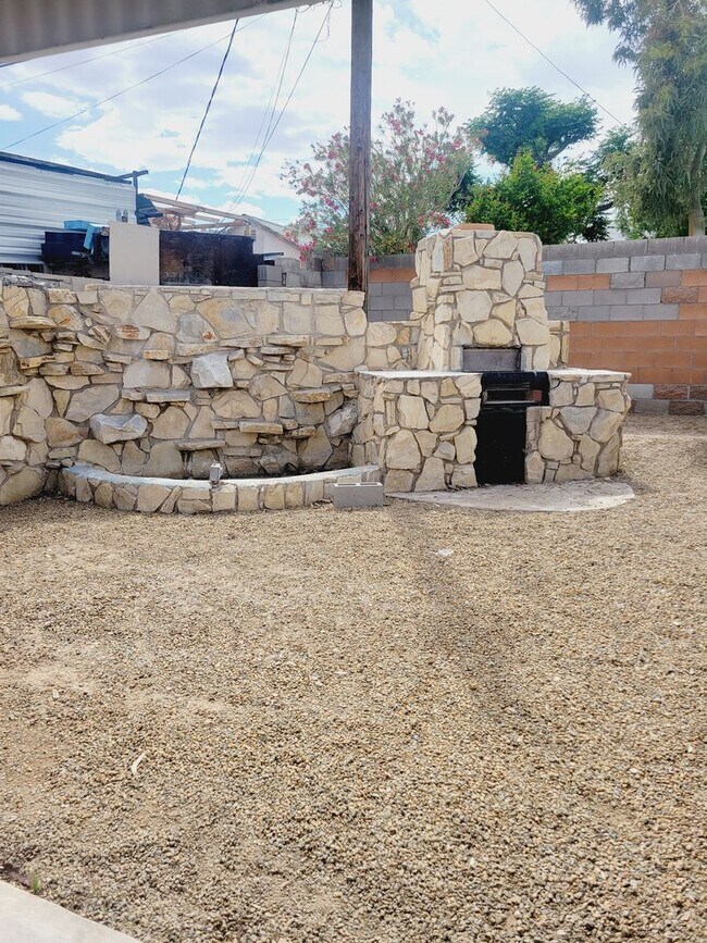 Building Photo - HOME WITH SPARKLING POOL! NO HOA!