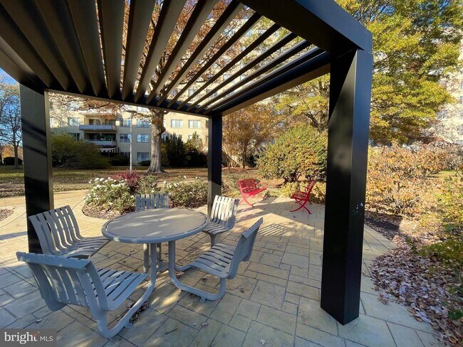 Building Photo - 6631 Wakefield Dr