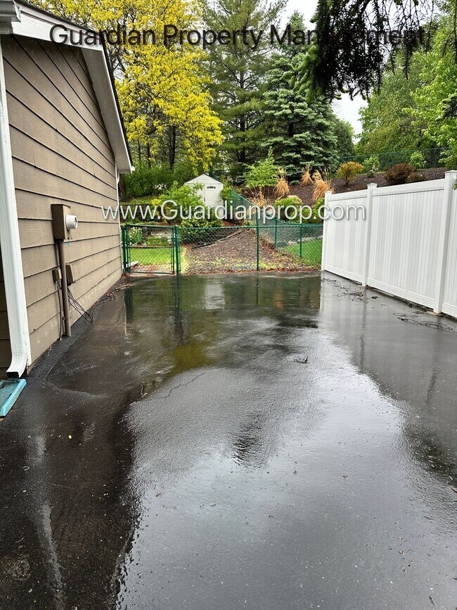 Building Photo - Eden Prairie Single Family Home, Fenced Yard, 2 Car Garage, Dishwasher W/D