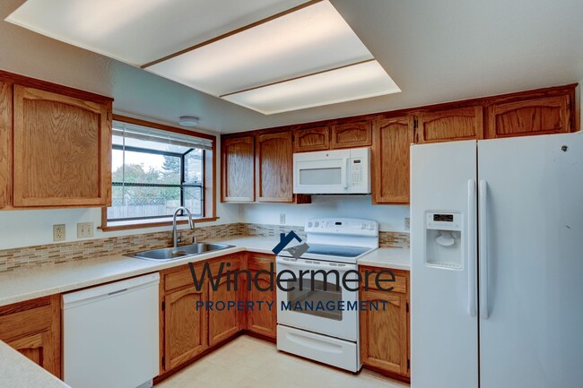 Building Photo - 3 Bed 2 Bath One Story Home on Large Corne...