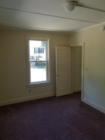 Bedroom - 353 N State St