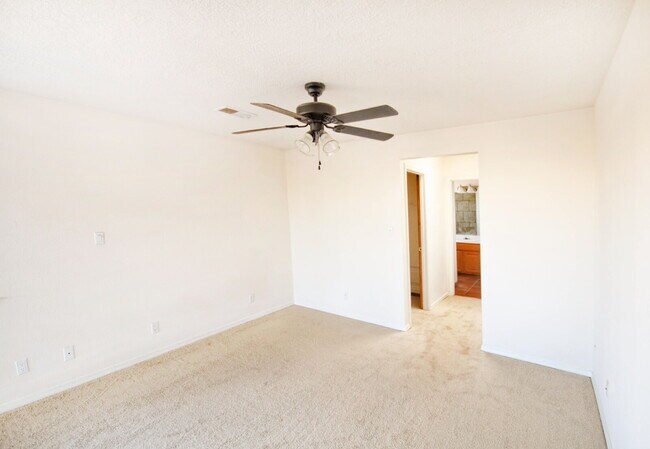 Building Photo - 2 Story, 4 BR, 2205 SF home off Southern Blvd in Rio Rancho