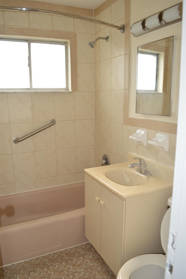 Building Photo - 420 Sheridan Pl