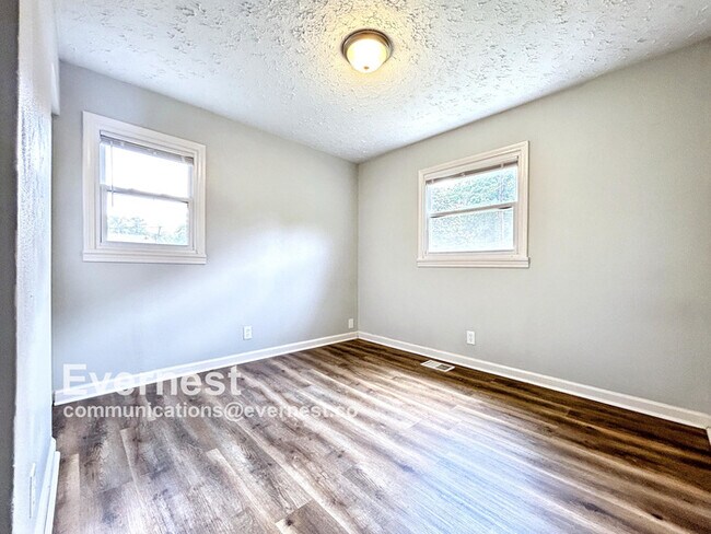 Building Photo - 3-Bedroom Home with Easy Access to Parks a...