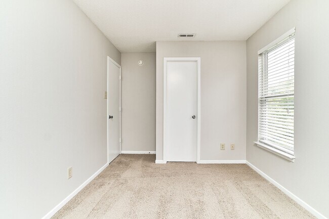 Building Photo - 3 BD + Loft in HSE Schools!