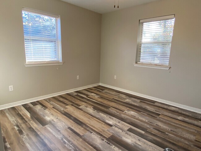 Building Photo - 1207 Red Bud Ave