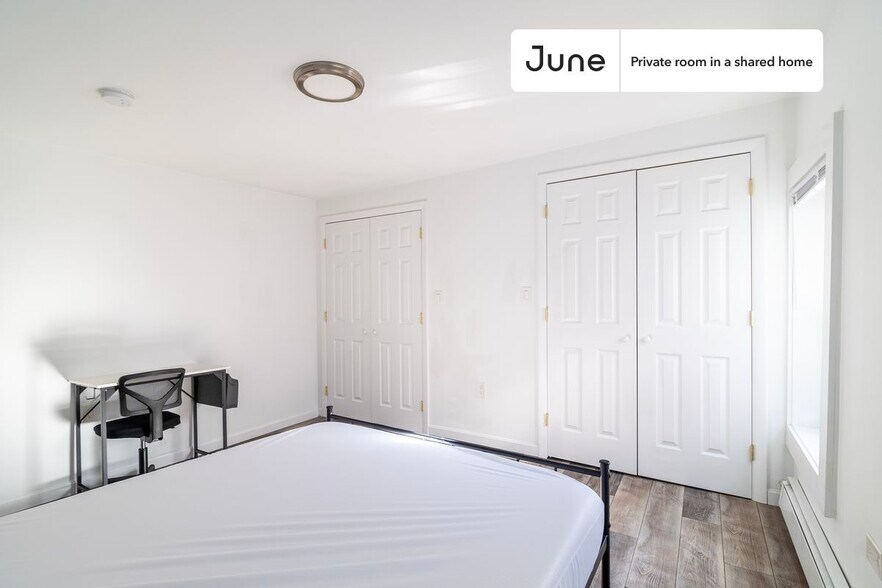 Building Photo - Room in Shared 5 bed/2 bath home in South Boston