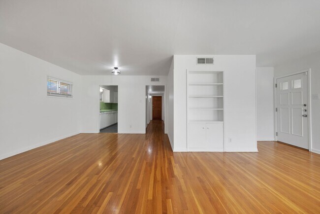 Building Photo - Oakhurst Duplex
