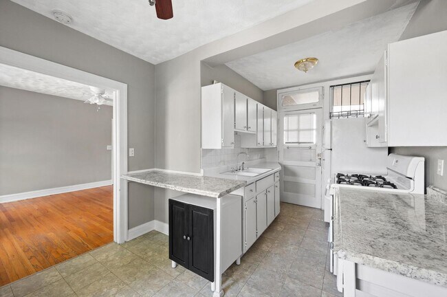 Building Photo - 3725 W Cornelia Ave