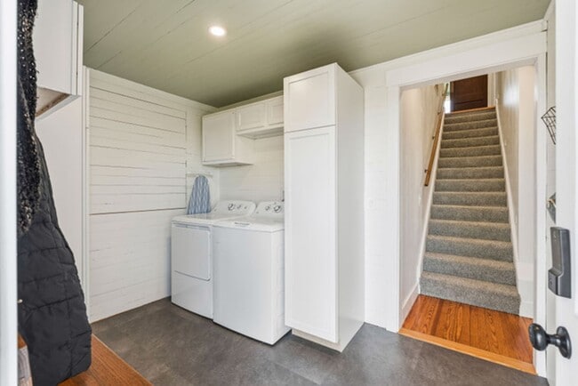 Building Photo - Furnished Country Home For Rent