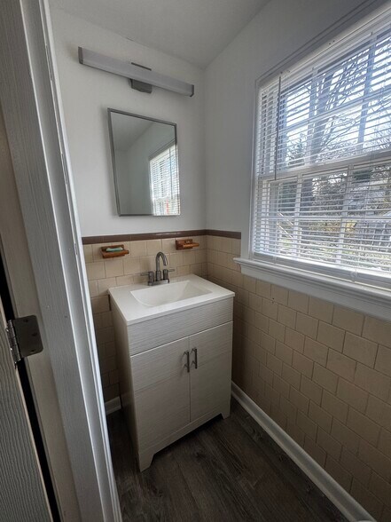 Building Photo - 8409 Freestone Ave