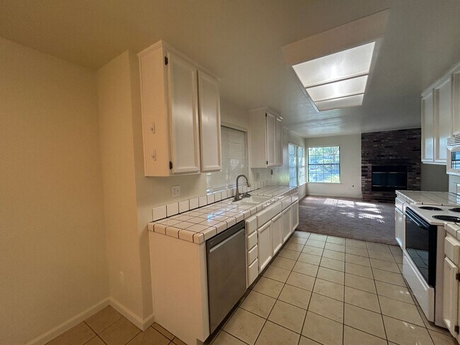 Building Photo - Spacious Halfplex